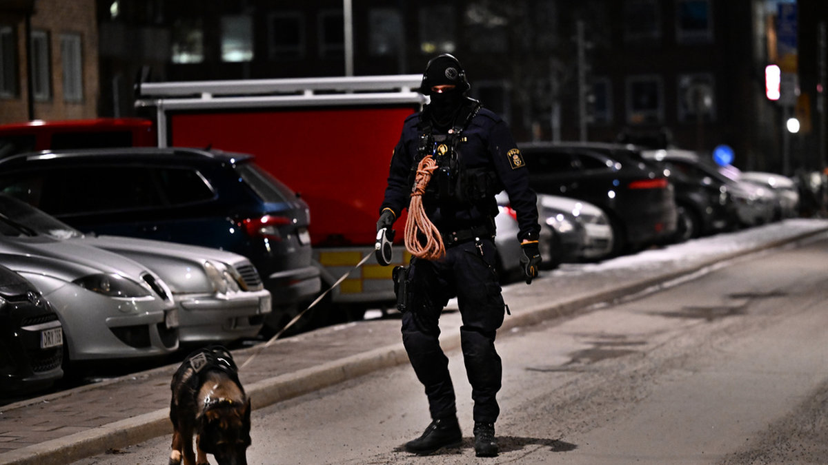 Polis med spårhund söker av området efter det att en man hittats skottskadad i stadsdelen Marieberg på Kungsholmen i Stockholm. Arkivbild.