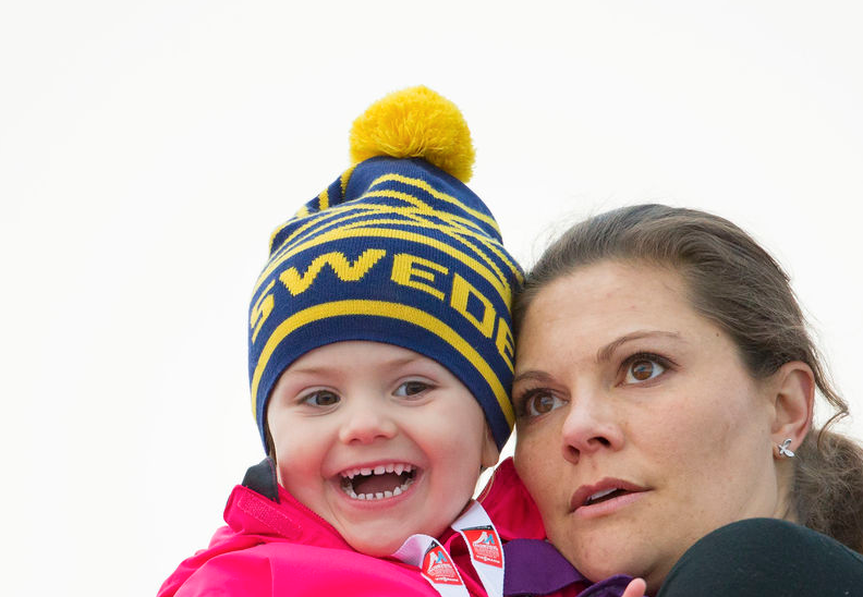 Här spanar hon på längdskidor tillsammans med mamma i Falun. 