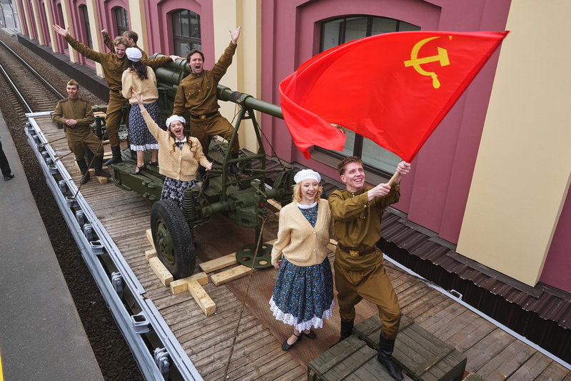 Skådespelare repeterar inför lördagens segerdagsfirande i S:t Petersburg. De spelar sovjetiska soldater som återvänder efter kriget. 