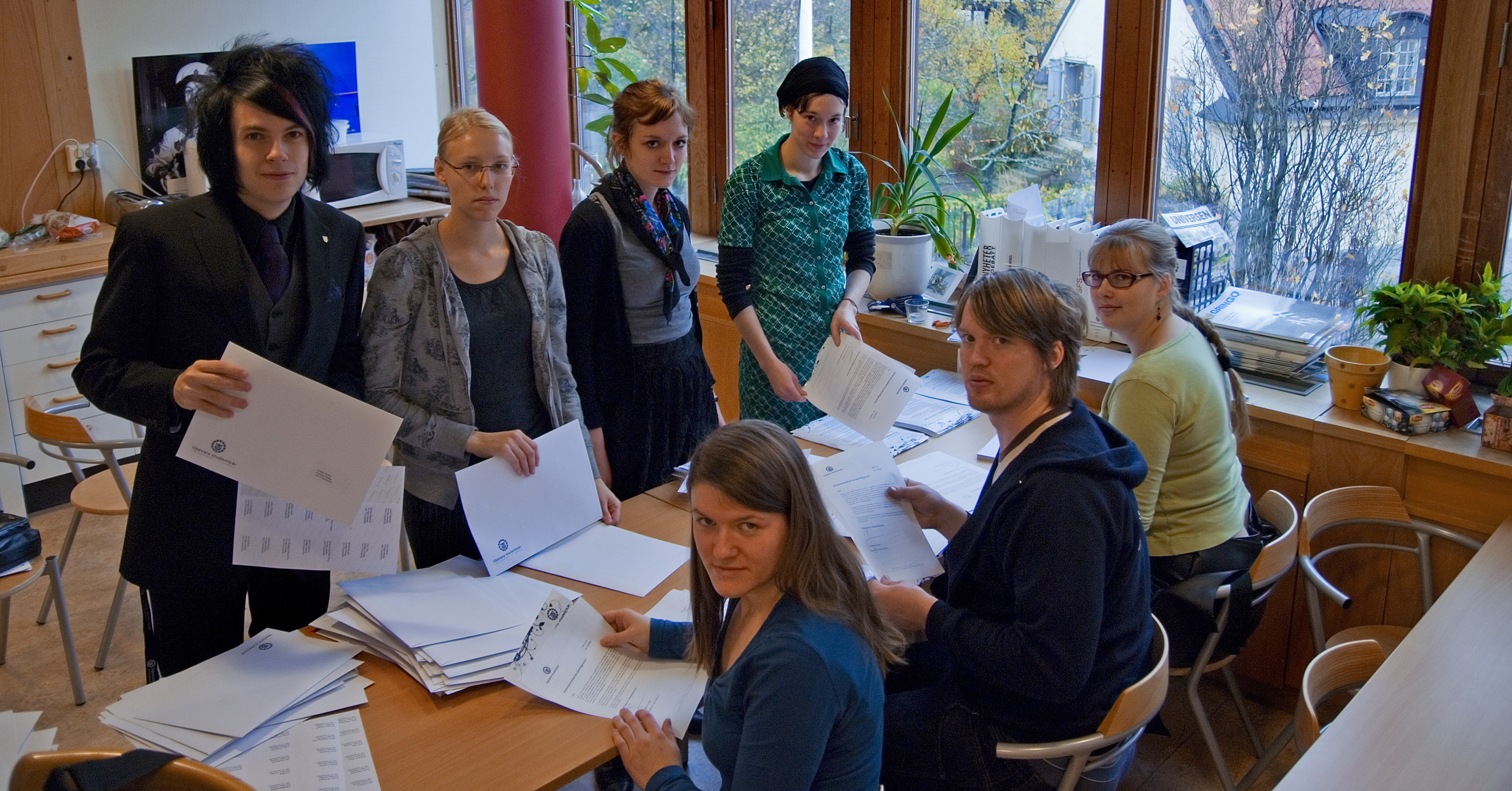 Här förbereder Uppsalas studentkår ett utskick med information angående avskaffandet av kårobligatoriet.
