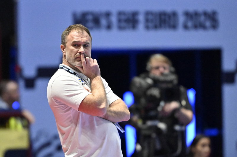 Michael Apelgren, Sveriges förbundskapten, har en del att fundera på.