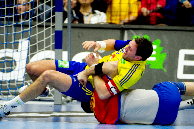 Lagkaptenen Tobias Karlsson stoppar en spanjor. Lagkaptenen Tobias Karlsson stoppar en spanjor.