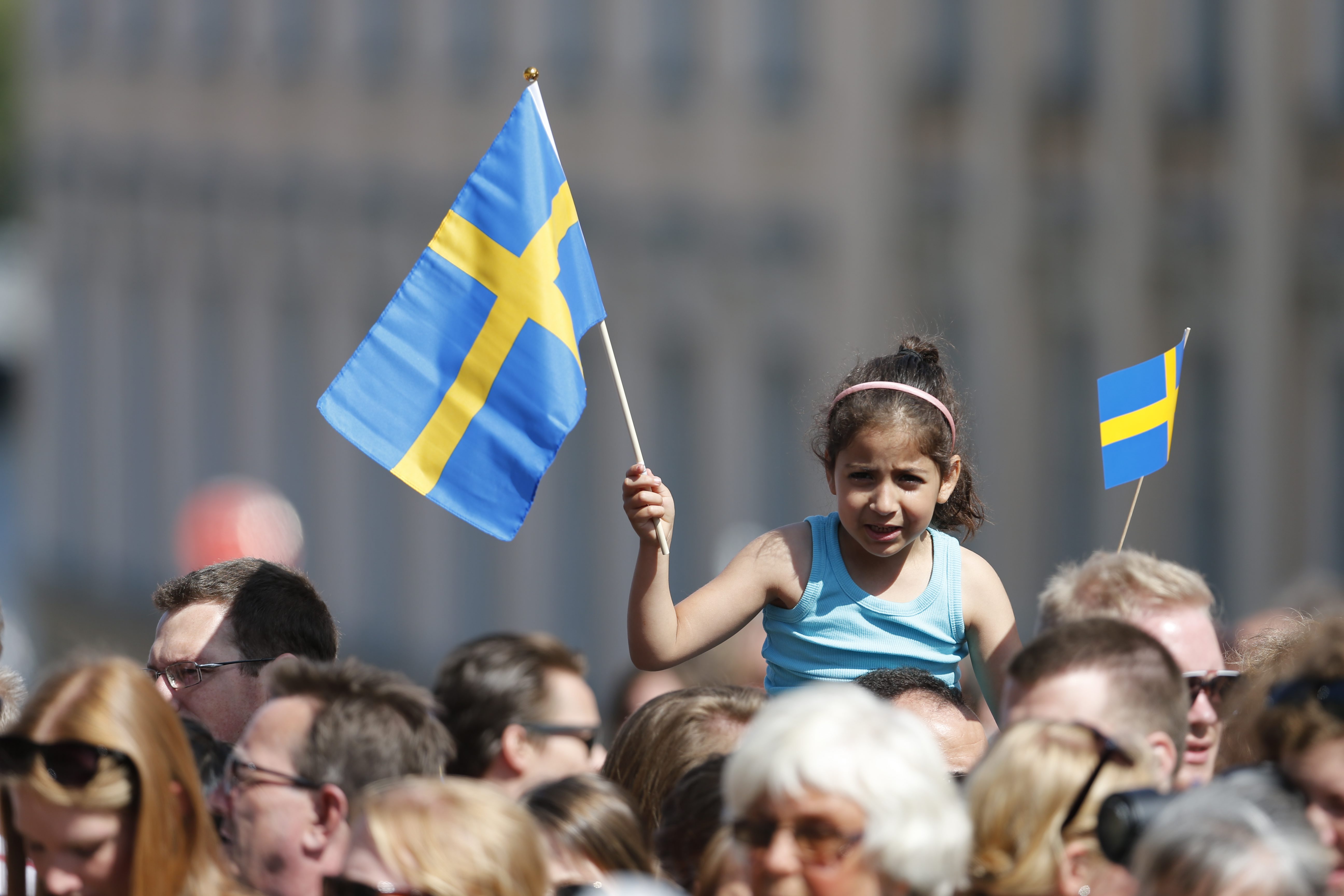 Även de som inte var inbjudna till själva bröllopet var på plats. Även de som inte var inbjudna till själva bröllopet var på plats.