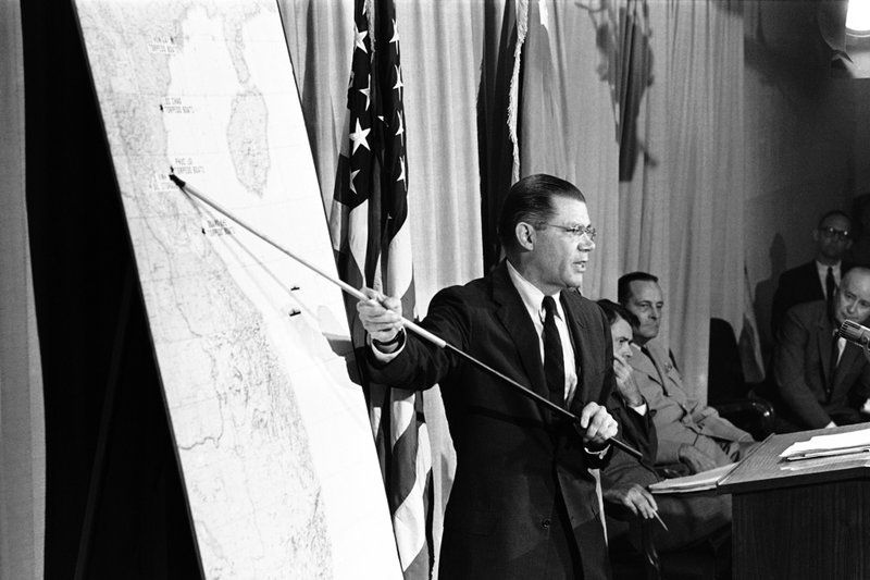 USA:s dåvarande försvarsminister Robert McNamara under en pressträff efter de två påstådda attackerna på den amerikanska flottan i Tonkinbukten i augusti 1964 – varav den ena aldrig inträffade. Arkivbild.