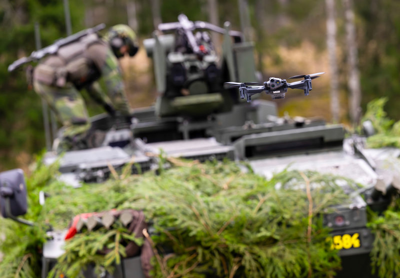 En spaningsdrönare och pansarterrängbil under övningen.