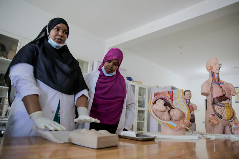 Somaliska läkarstudenter i Hargeisa visar hur könsstympning påverkar barnafödsel. Bild från februari 2022.