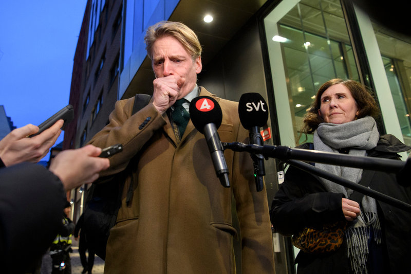 En hostande Per Bolund (MP) på väg in till partiledarsamtalen med statsministern tillsammans med Märta Stenevi (MP).