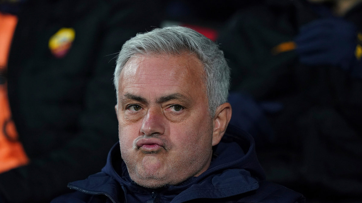 José Mourinho blev utvisad när hans Roma föll mot bottenlaget Cremonese.