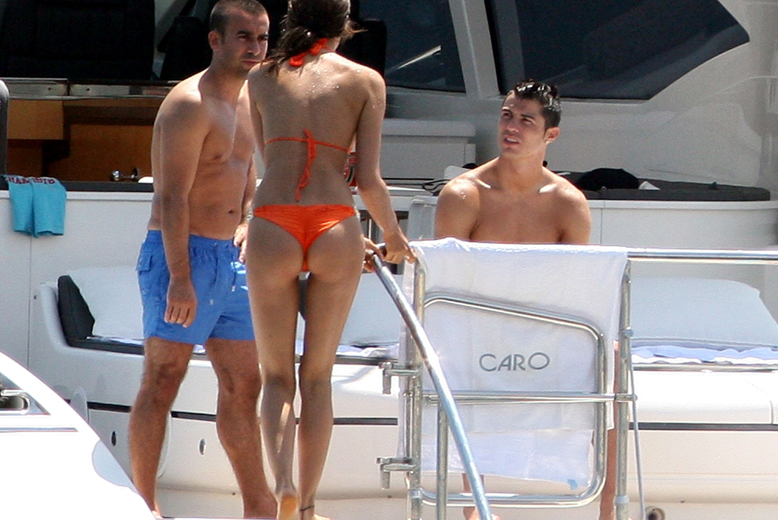 Cristiano Ronaldos dövackra flickvän Irina Shayk solar på en yacht med sin kille.