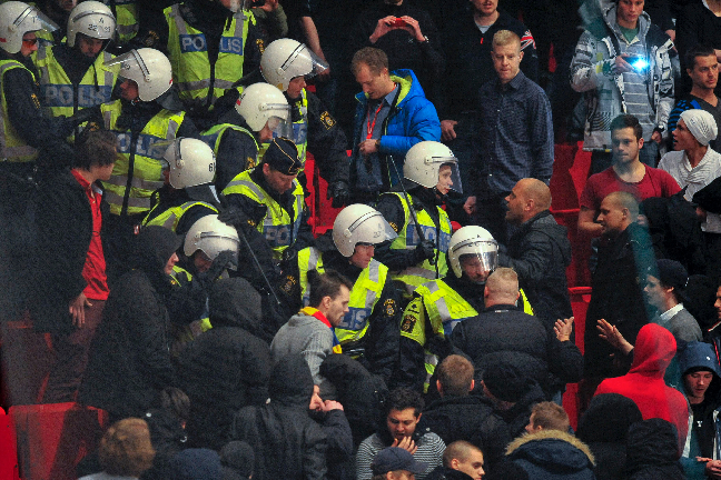 AIK:s supporterförning Black Army uppmanar fansen att bojkotta derbyt mot Djurgården. Här ingriper polisen mot DIF-supportrar.