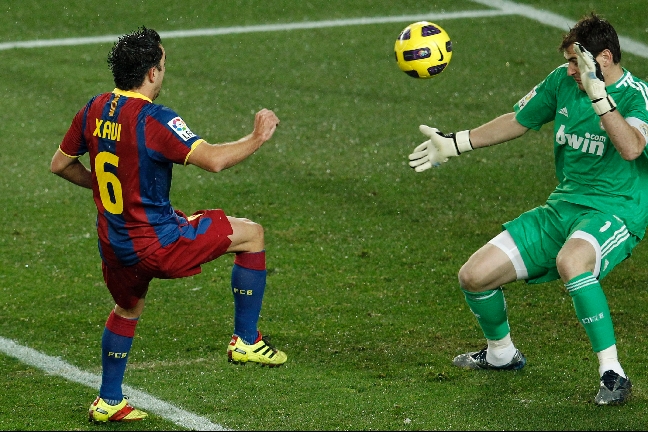 Här lobbade Barcelonaikonen in matchens första mål.