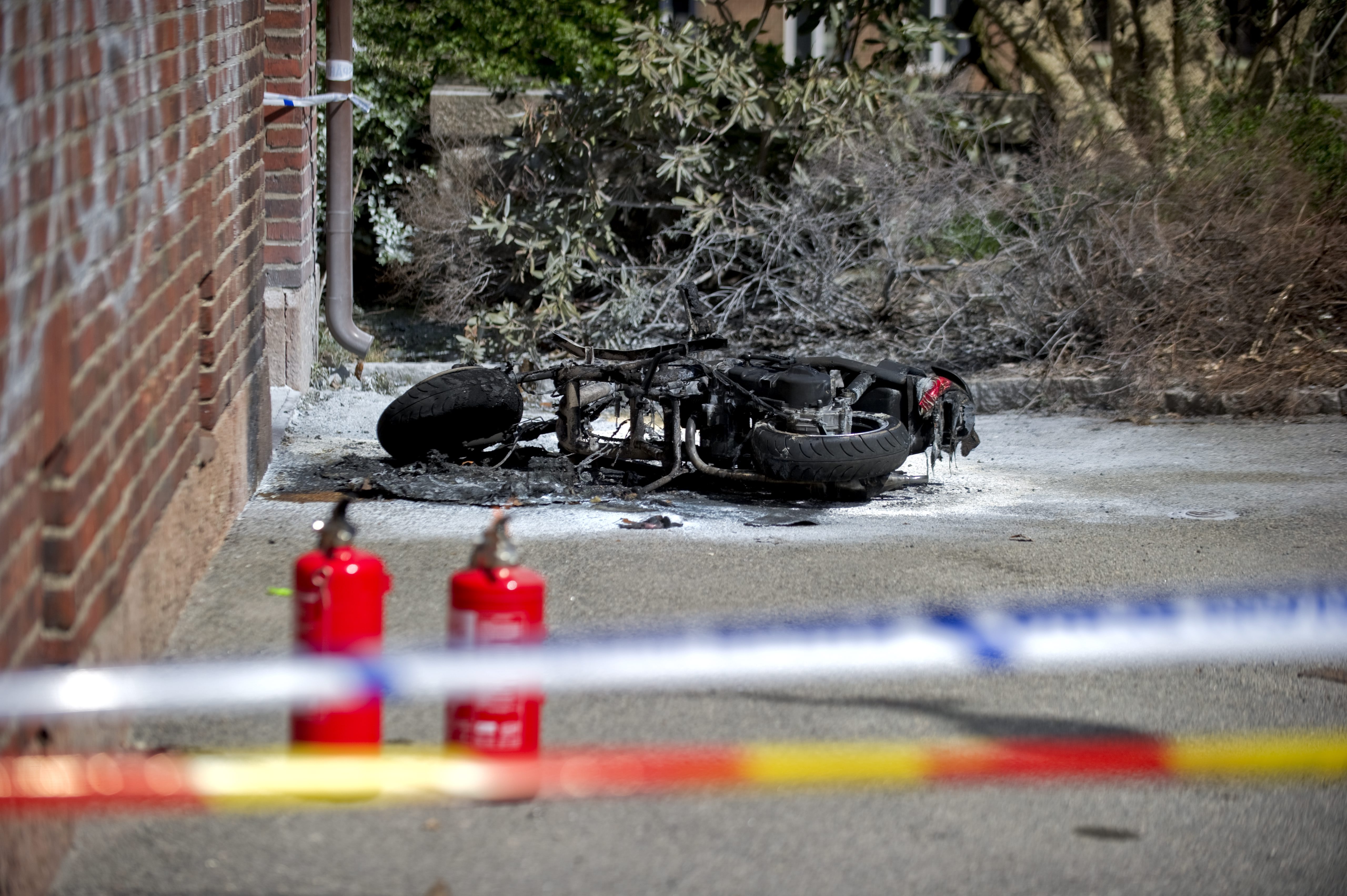 Gärningsmannens flyktfordon hittades strax därefter. Den sönderbrända mopeden hade dumpats av mördaren.