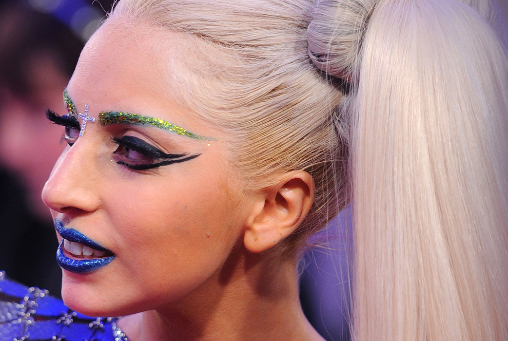 Okej, okej, vi tror inte att looken som Lady Gaga eftersträvade här var "naturlig och fräsch" men kleinblå läppar och gröna ögonbryn – ska hon bli statist i Avatar eller? Okej, okej, vi tror inte att looken som Lady Gaga eftersträvade här var "naturlig och fräsch" men kleinblå läppar och gröna ögonbryn – ska hon bli statist i Avatar eller?