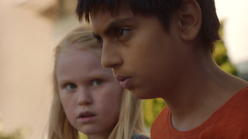 Ida (Rakel Lenora Fløttum) och grannkillen Ben (Sam Ashraf) 'leker' ute tillsammans i 'De oskyldiga'. Pressbild.