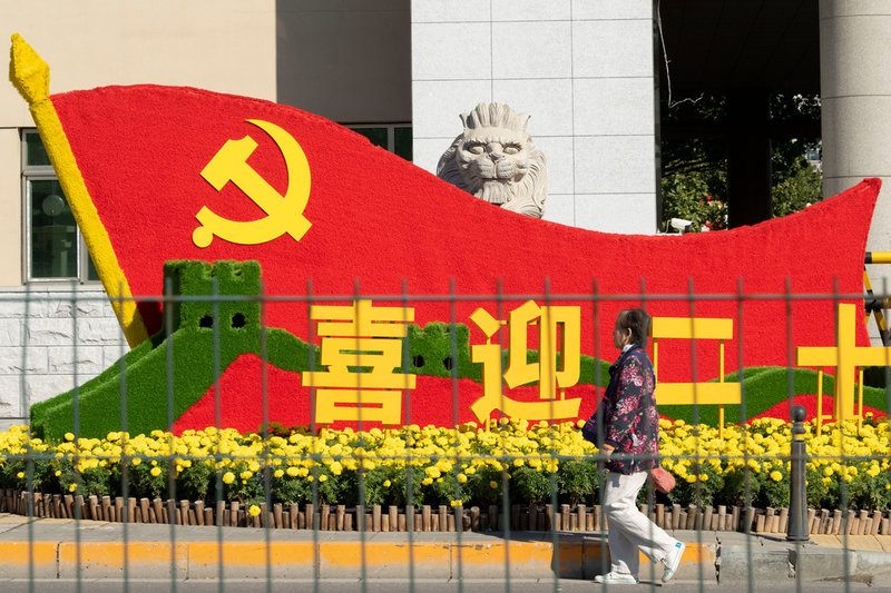 Besökare välkomnas med färgglada dekorationer till den 20:e partikongressen i Peking, som inleds på söndagen. På kongressen ska den klick politiker som styr Kina de kommande fem åren pekas ut.