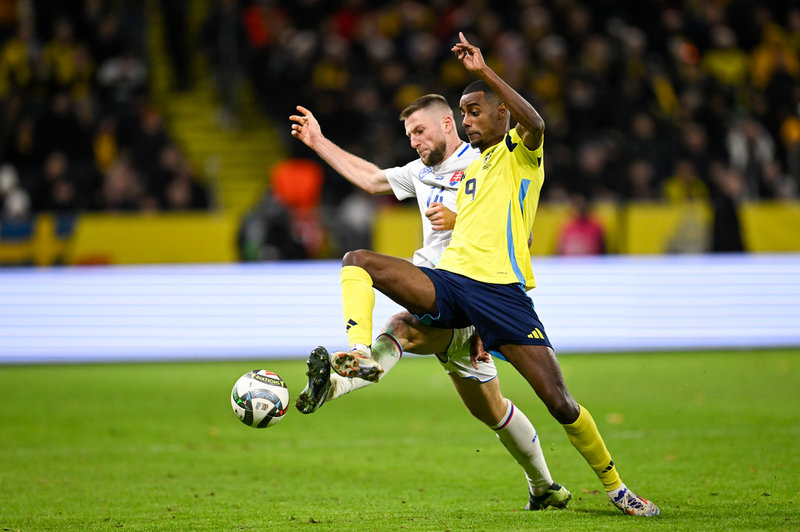 Milan Skriniar och Alexander Isak i duell.