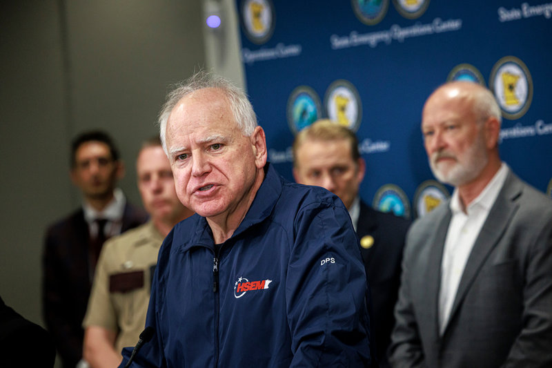 Minnesotaguvernören Tim Walz under pressträffen där Vance Boelter bekräftades gripen.
