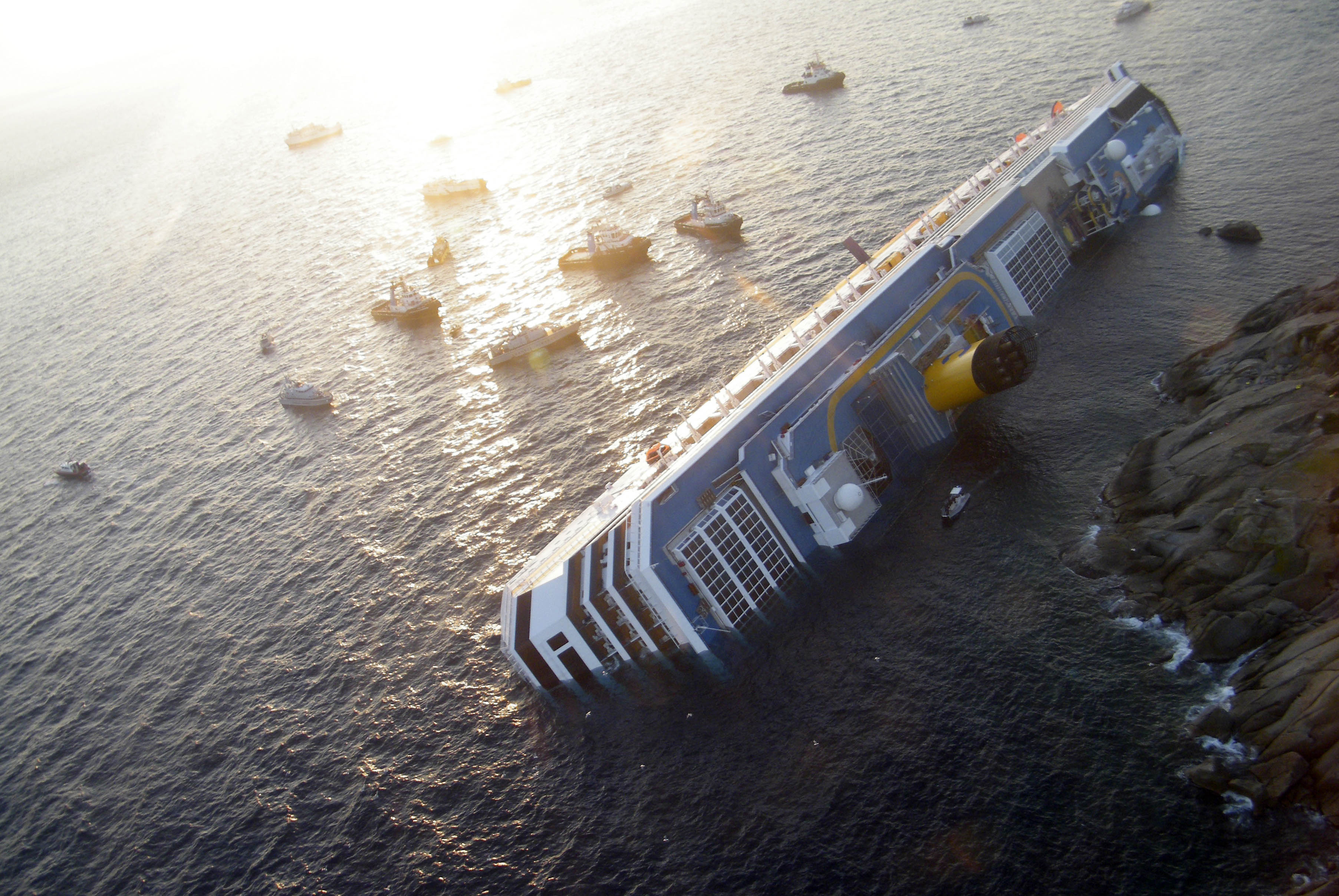 Kryssningsfartyget Costa Concordia gick på grund och rev upp ett 70 meter stort hål i skrovet.