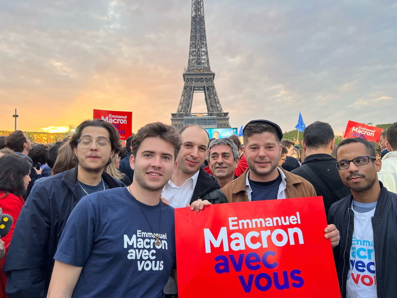 Ungdomar för Macron. Florian Galmiche står näst längst till höger i bild. Vännerna har han träffat genom politiken.
