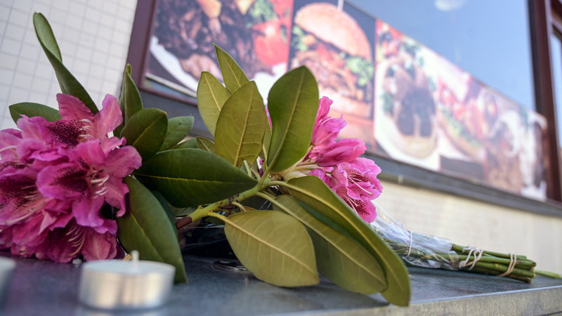 Blommor utanför grillkisoken.
