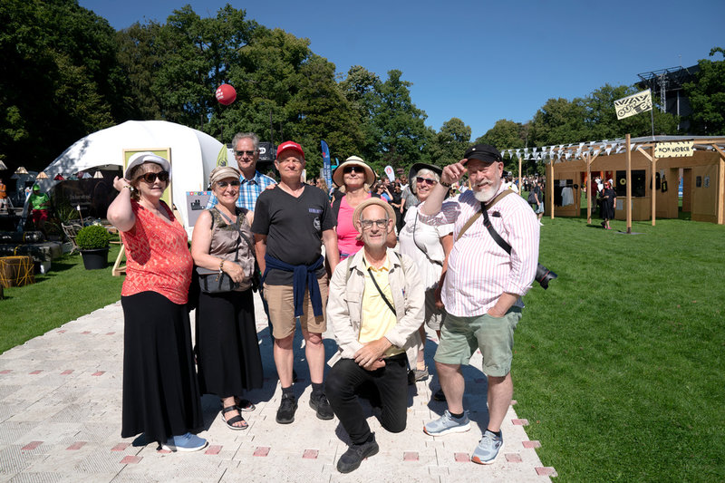 Kompisgänget bestående av Claes Hillén, Maggie Sörensen, Kamrat Carlsson, Henny Hellered, Jeppe Sörensen, Anders Hägglin, Anne Bohlin Zacharoff, Eva Boije af Gennäs inne på festivalområdet.