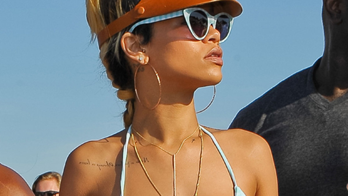 Rihanna har flera tatueringar i varierande storlekar. Allt från mindre till den stora som pryder hennes bröstkorg. 