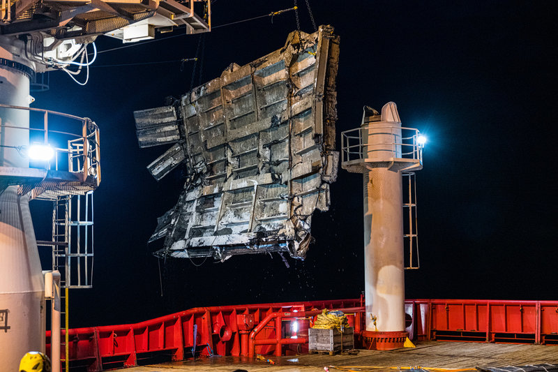 Bärgningen av Estonias bogramp sommaren 2023.