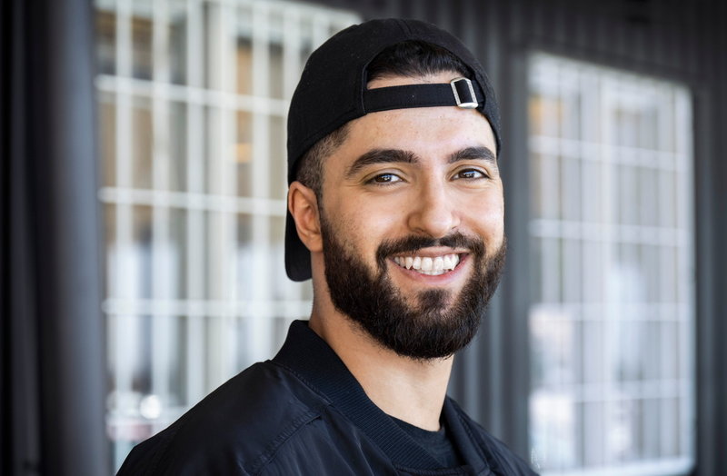 Filip Dikmen slog igenom som komiker på Instagram och han har bland annat varit programledare för 'Big brother'.