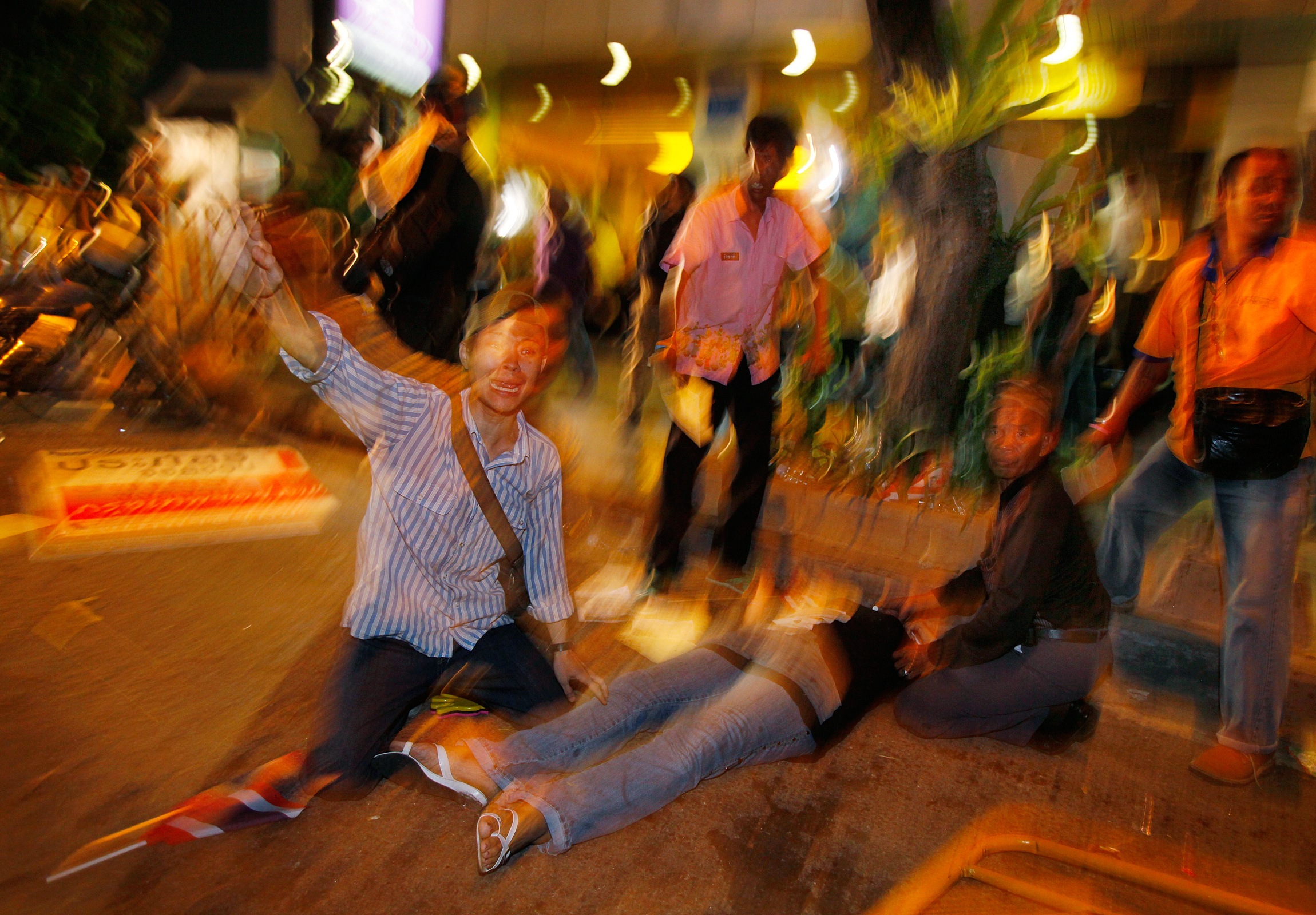 En granatattack i Bangkoks finansdistrikt skadade minst 50 personer. 