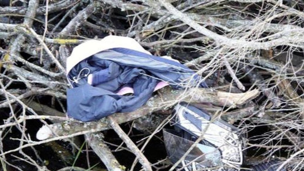 Ett 20-tal meter från Marstorps gård hittades Lisa Holms hjälm och den jacka rosa jacka som tydligt fanns beskrivet i Missing Peoples signalement när de sökte efter henne.
