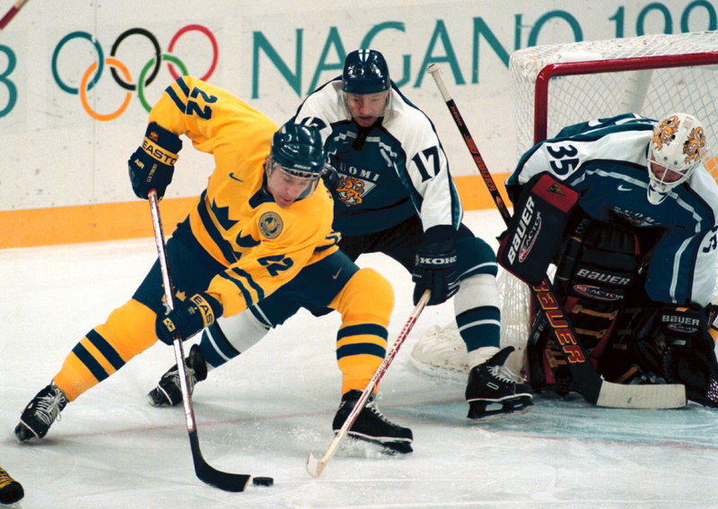 Pappa Ulf spelade också OS med Tre Kronor. Här mot Finland i OS 1998 i Nagano. Foto: Anders Wiklund/FLT-PICA
