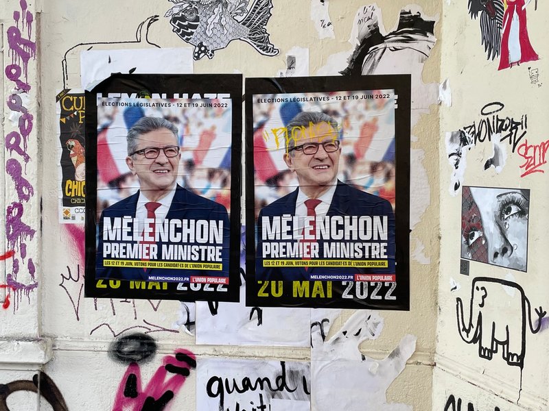 Valaffischer för den samlade franska vänstern på en nedklottrad husvägg i Lyon. Ledaren Jean-Luc Mélenchon hoppas bli premiärminister efter parlamentsvalen den 12 och 19 juni.