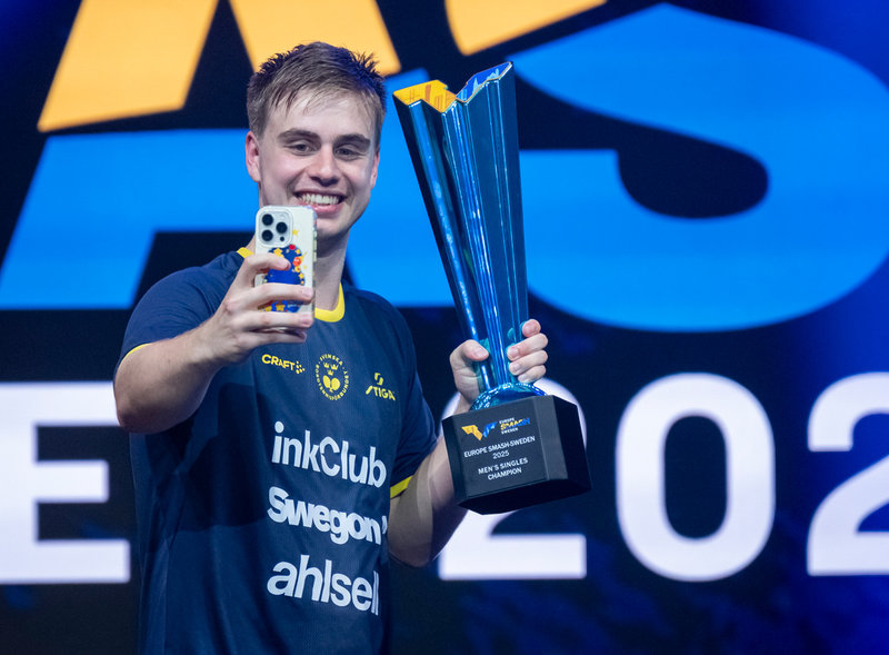 Truls Möregårdh tar en selfie med bucklan.
