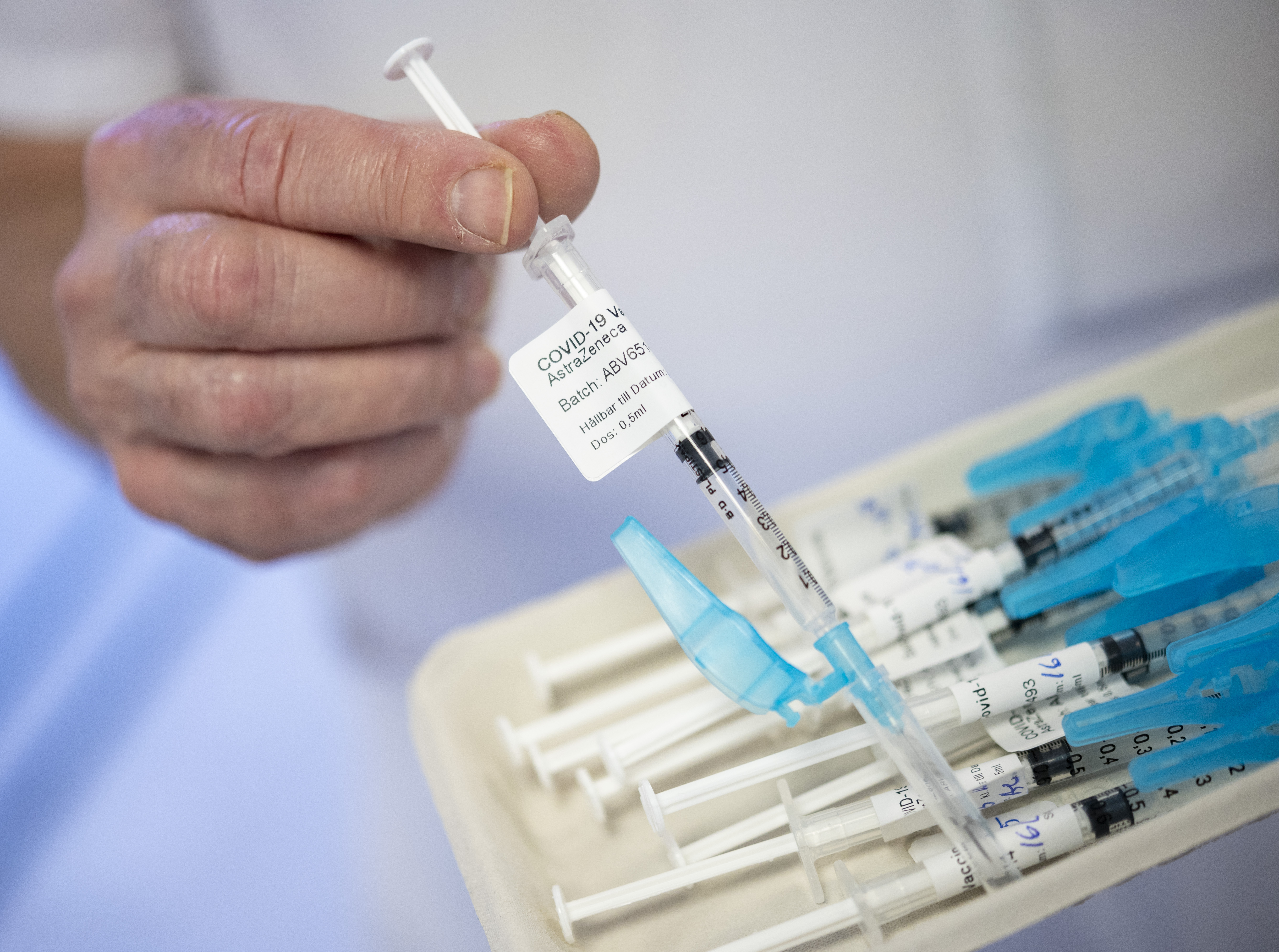 En ny studie visar hur mycket den första vaccindosen minskar risken att smitta andra med covid-19. 