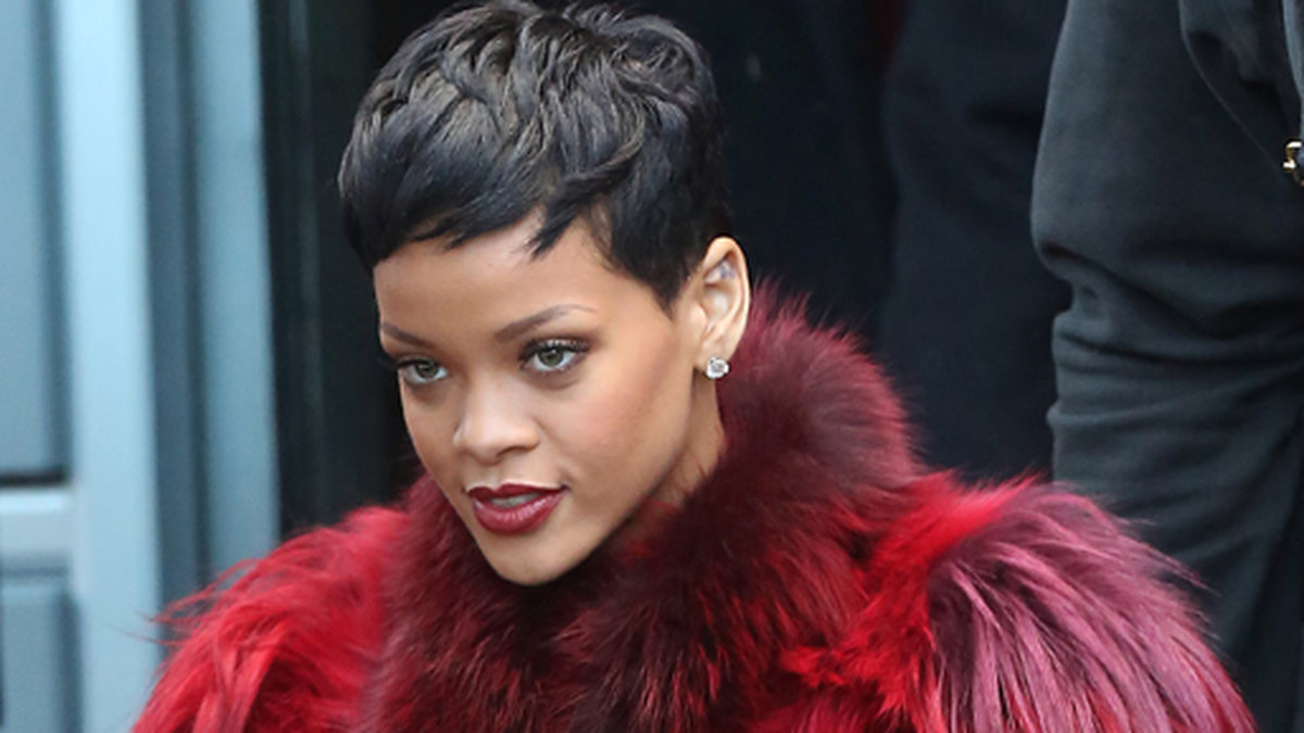 Rihanna bar samma jacka och frisyr några dagar tidigare i december.