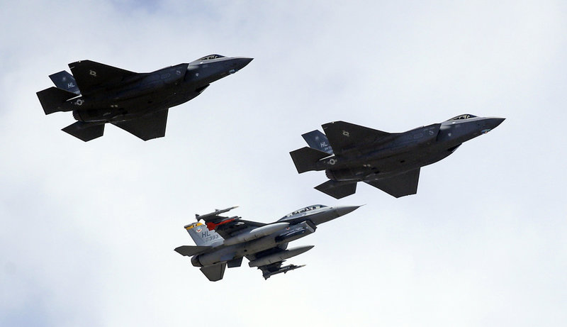 Ett amerikanskt F-16-plan eskorterar två F-35:or. Arkivbild.