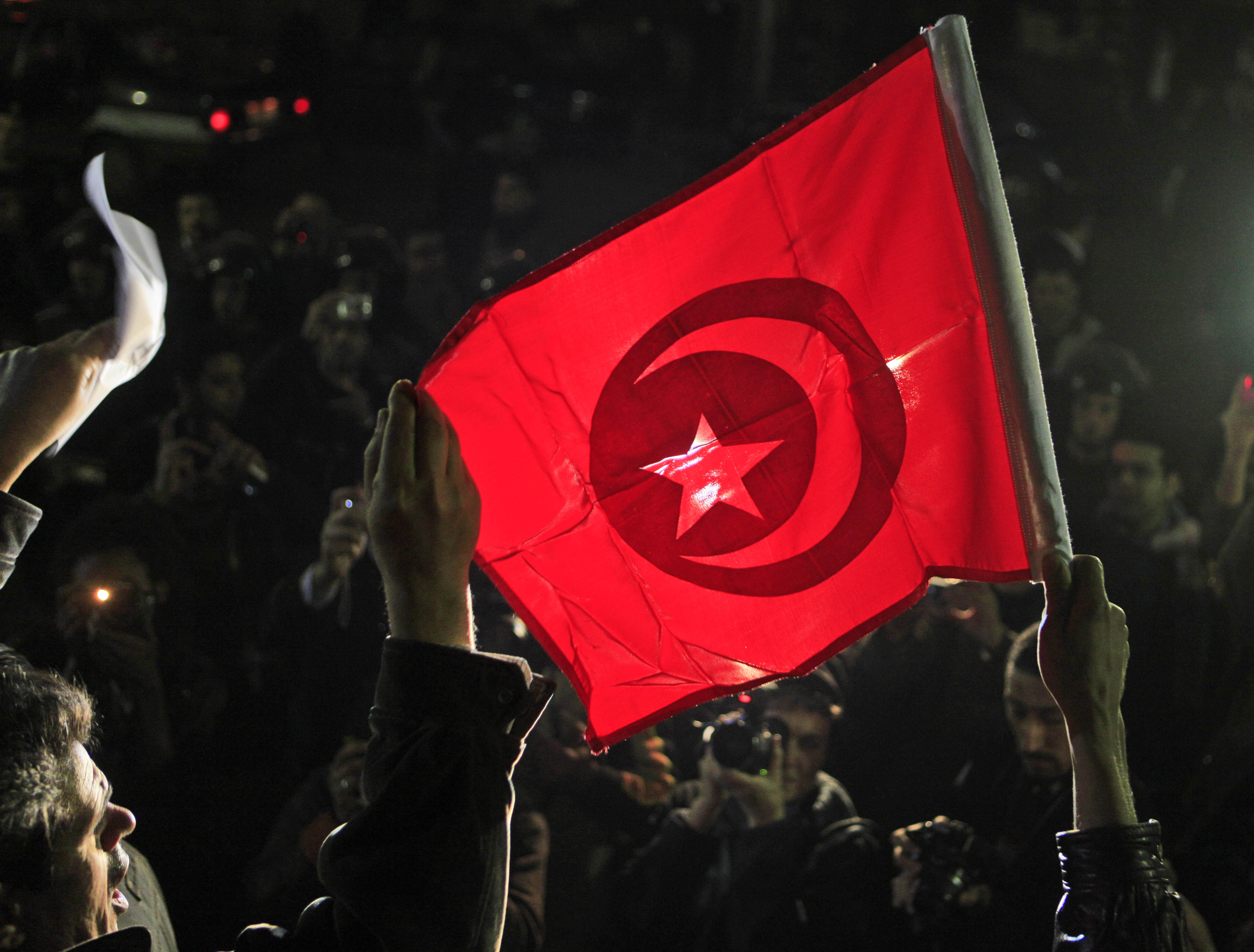 Egyptiska demokratiaktivister viftar med en tunisisk flagga för att markera stöd och förhoppningar om en liknande utveckling i Egypten. Egyptiska demokratiaktivister viftar med en tunisisk flagga för att markera stöd och förhoppningar om en liknande utveckling i Egypten.