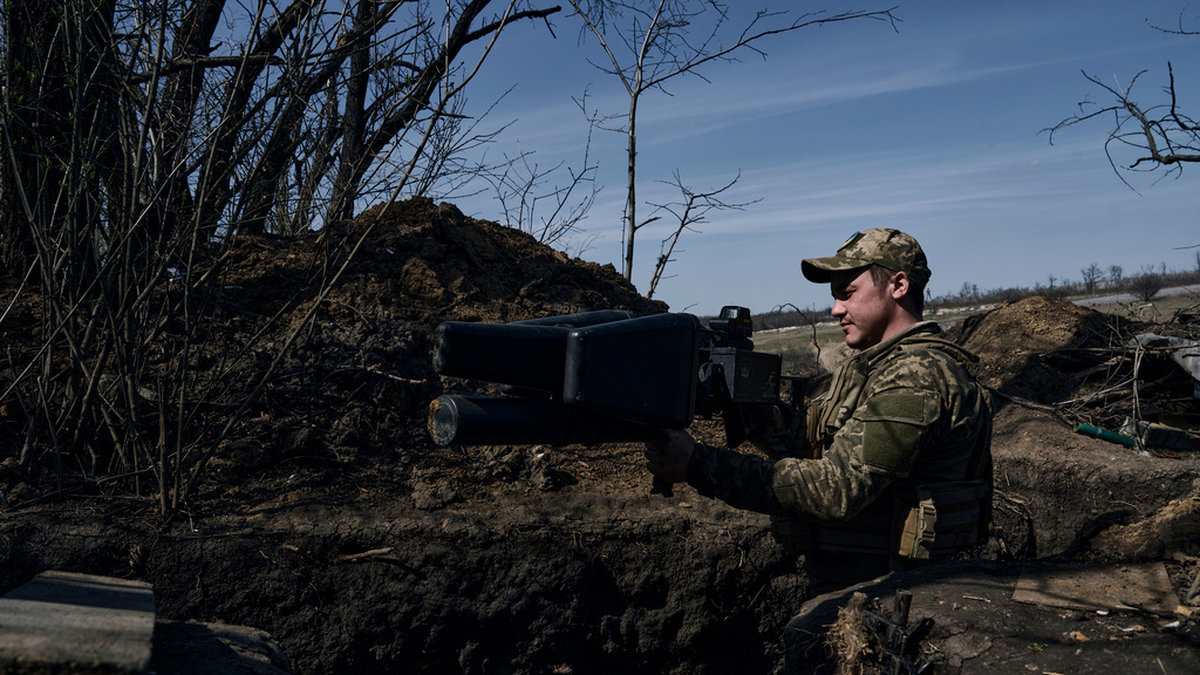 En ukrainsk soldat med ett antidrönarvapen i en skyttegrav i Bachmut.