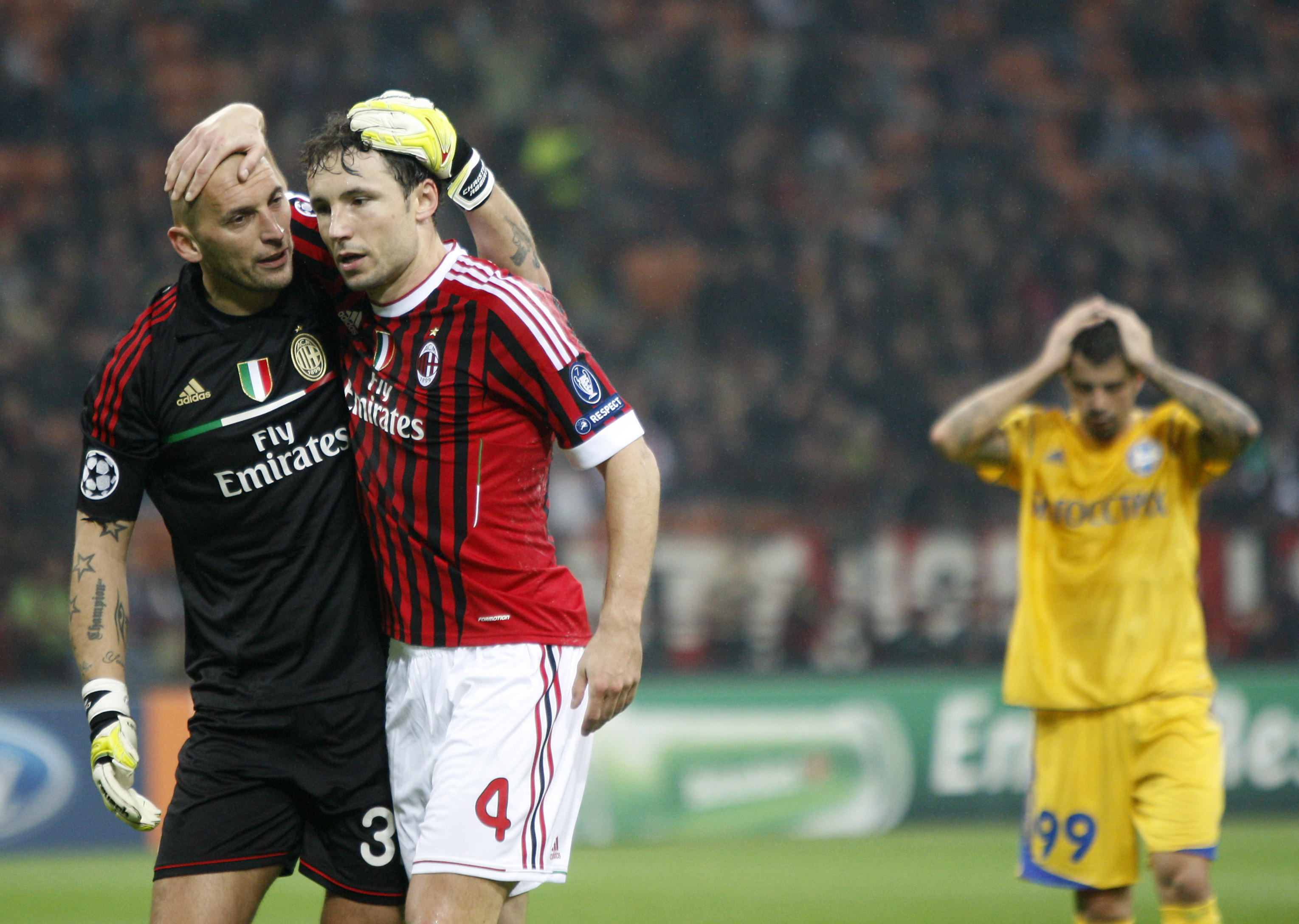 1. Christian Abbiati vaktar målet, Milanspelaren som öppet deklarerat att han är fascist: "Jag skäms inte över mina värderingar, jag delar det fascistiska idealet som rör hemlandet och religionen." 1. Christian Abbiati vaktar målet, Milanspelaren som öppet deklarerat att han är fascist: "Jag skäms inte över mina värderingar, jag delar det fascistiska idealet som rör hemlandet och religionen."