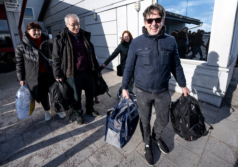 Murat Abdulahovic från Uppsala (t h) hämtar kusinen Ahmet Niksic med familj när de klivit av färjan i Karlskrona.