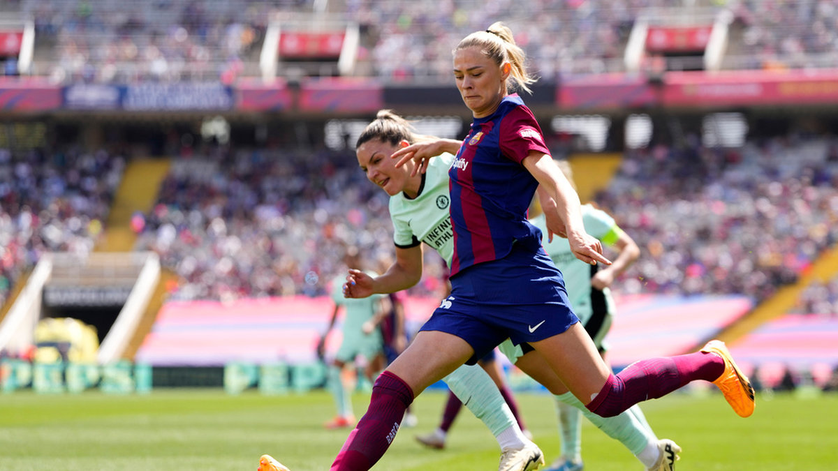 Blågul duell. Barcelonas Fridolina Rolfö försöker komma till skott hårt uppvaktad av Chelseas Johanna Rytting Kaneryd i den första Champions League-semifinalen.
