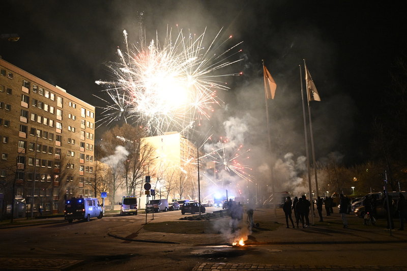 Sent på söndagskvällen uppstod oroligheter på Ramels väg i Rosengård i Malmö. Polisen begav sig till platsen med ett stort antal kravallbussar och sköt tårgas för att skingra folksamlingar.