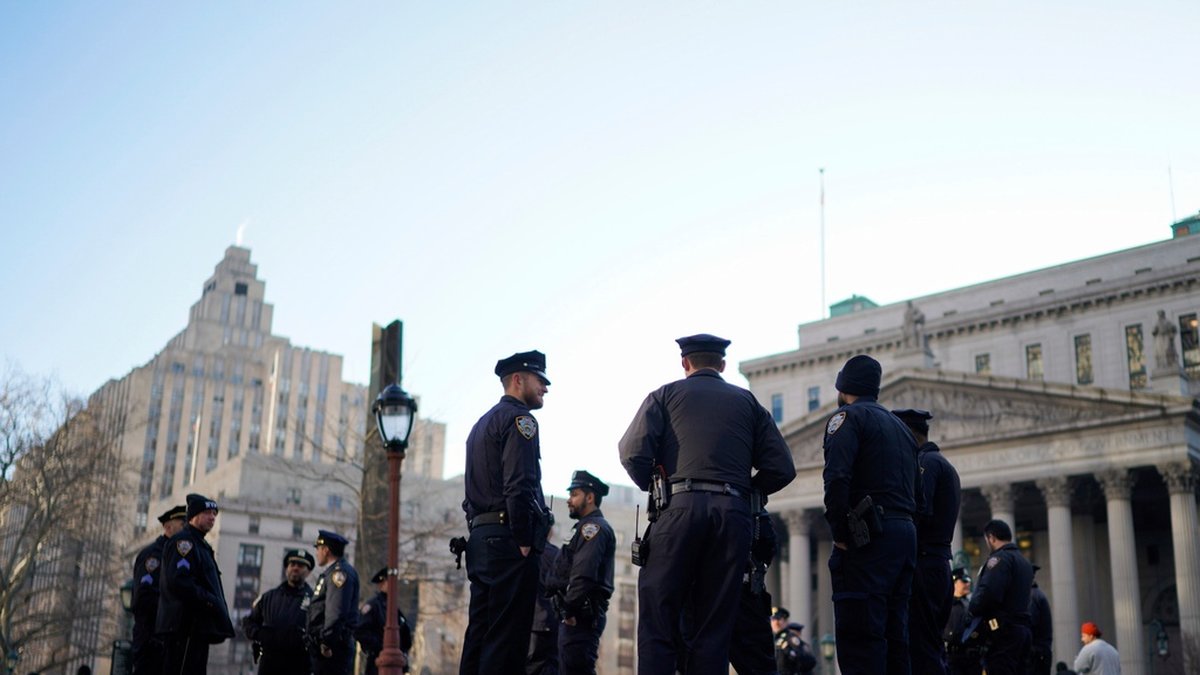 Poliser i väntan på eventuella protester i New York under tisdagen.