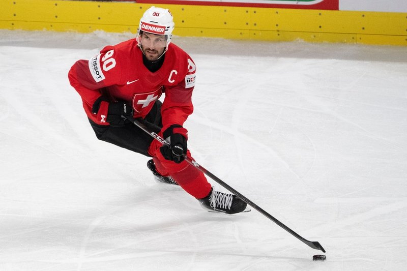 Schweiz lagkapten Roman Josi under gruppspelet i Zürich där värdnationen tog sju segrar av sju möjliga.