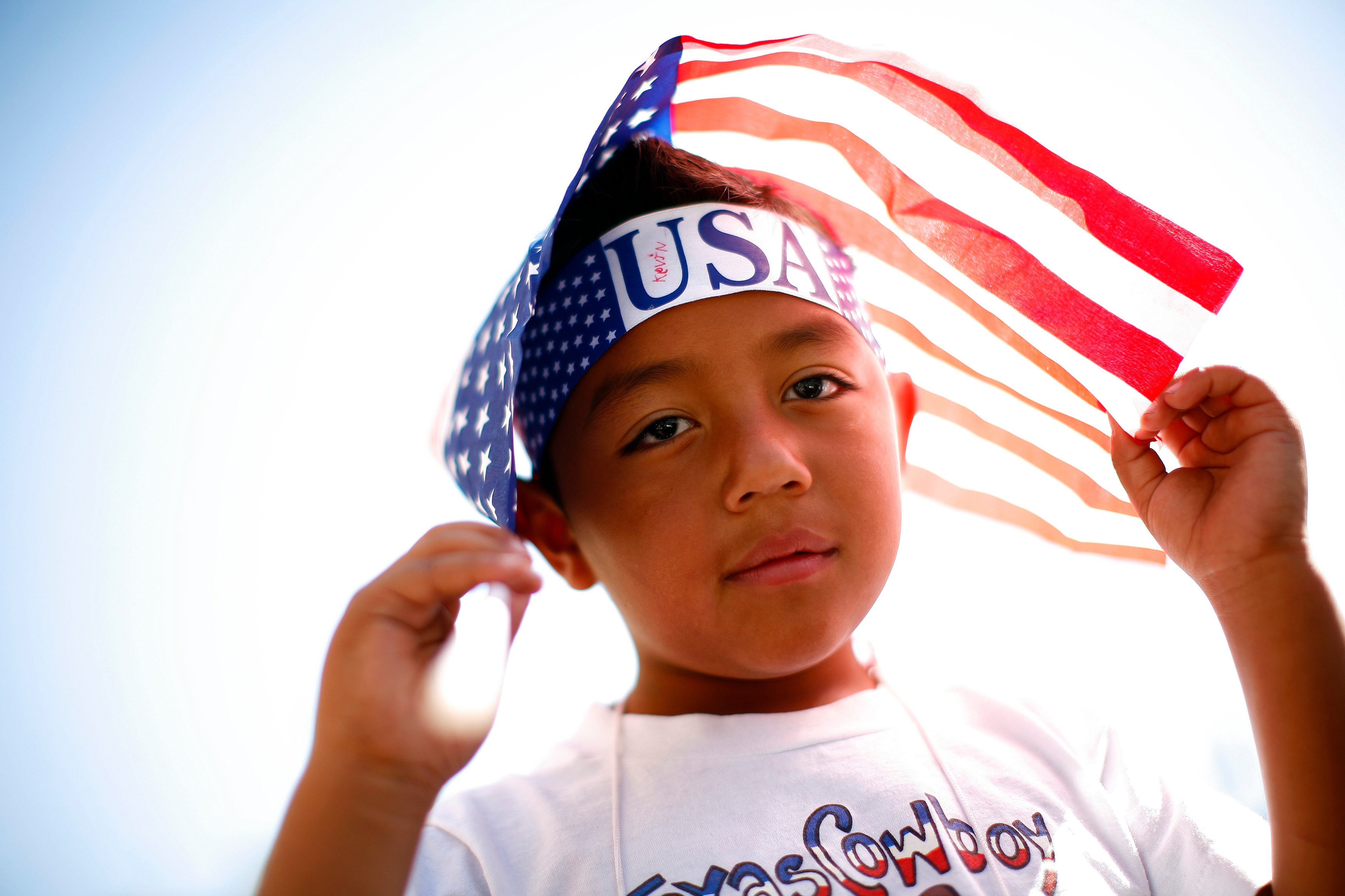 En femårig pojke deltar i en första maj-demonstration i Los Angeles 2011, för bättre invandringsreformer. 