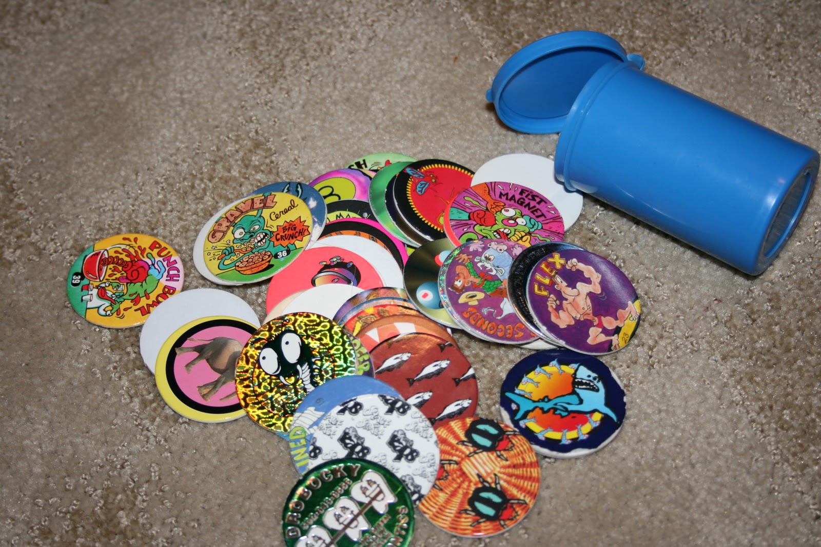 Pogs, ett av de mest ologiska spelen. Men vad spelar det för roll när de kom i dessa färger. Pogs, ett av de mest ologiska spelen. Men vad spelar det för roll när de kom i dessa färger.