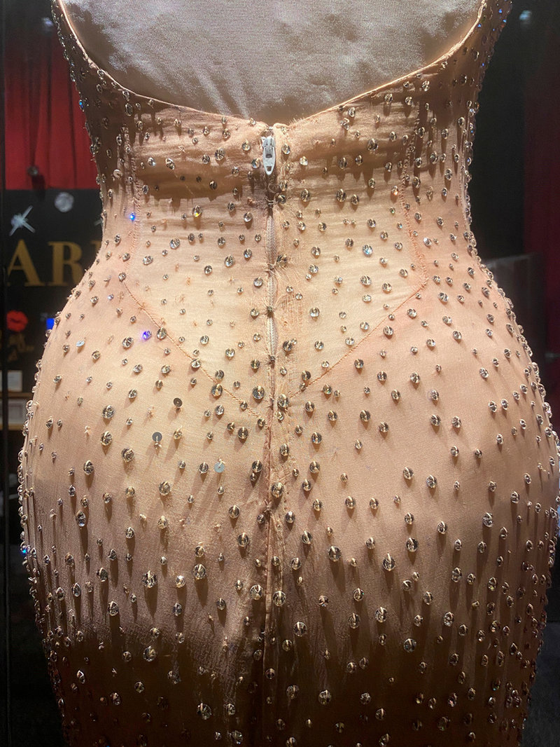 Kritiker menar att klänningen skadats medan Kim Kardashian bar den. Arkivbild.