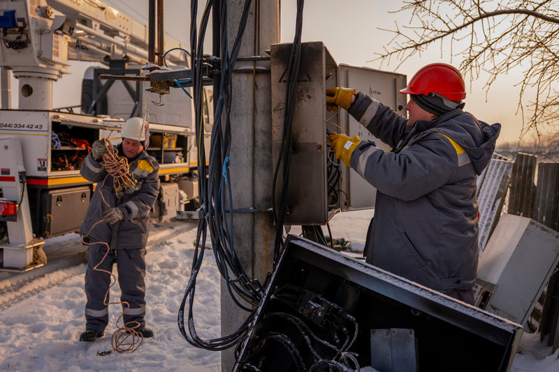 Reparationsarbetet är intensivt efter flera ryska attacker mot Ukrainas energiinfrastruktur. 