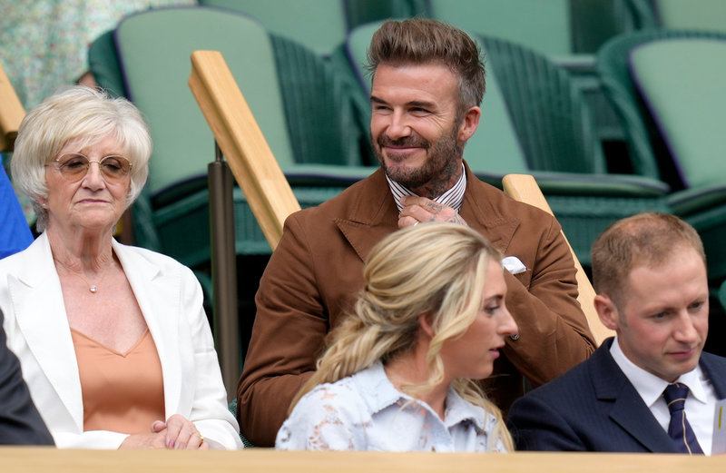David Beckham, och hans mor Sandra, såg Rafael Nadal vinna en dramatisk kvartsfinal.