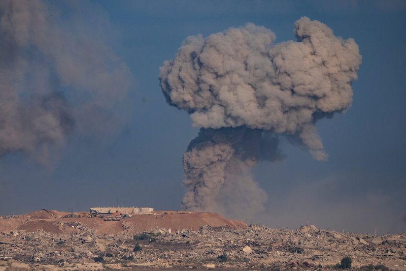 Rökmoln över norra Gazaremsan på söndagen. Bild tagen från södra Israel.